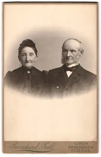 Fotografie Bernhard Prill, Lübeck, Breitestrasse 97, Älteres Paar in hübscher Kleidung