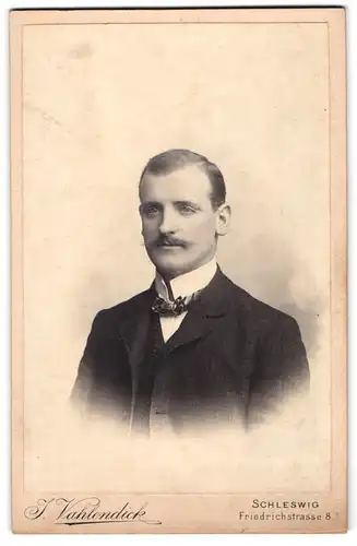 Fotografie J. Vahlendick, Schleswig, Friedrichstrasse 8, Elegant gekleideter Herr mit Schnauzbart