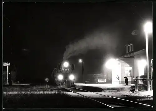 Fotografie Eisenbahn, Deutsche Reichsbahn DDR, Dampflok, Lokomotive Nr. 50 3556-3 bei Nacht im Bahnhof
