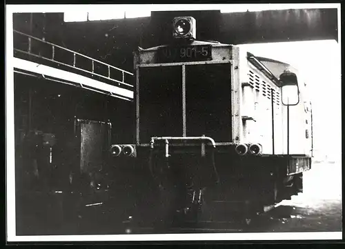 Fotografie Eisenbahn, Deutsche Reichsbahn DDR, Diesellok - Lokomotive Nr. 103 901-5 in einer Werkstatthalle