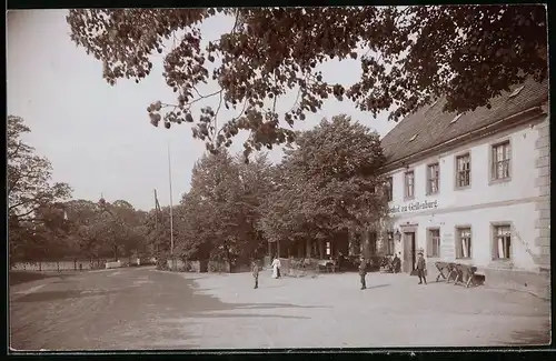 Fotografie Brück & Sohn Meissen, Ansicht Grillenburg, Strassenpartie mit Gasthof zu Grillenburg