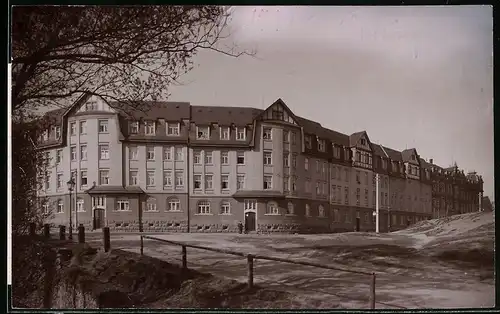 Fotografie Brück & Sohn Meissen, Ansicht Radeberg, Partie an der Kaiser-Wilhelm-Strasse mit Wohnhaus