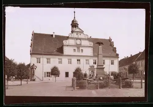 Fotografie Brück & Sohn Meissen, Ansicht Belgern / Elbe, Blick auf den Markt mit Rathaus und Kriegerdenkmal