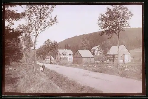 Fotografie Brück & Sohn Meissen, Ansicht Hirschsprung / Erzg., Strassenpartie im Ort mit Wohnhäusern, Spiegelverkehrt