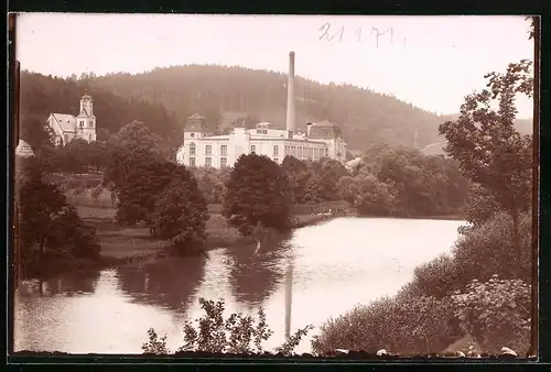Fotografie Brück & Sohn Meissen, Ansicht Hohenfichte, Blick auf die Fabrik der Firma M. Hausschild, Kirche