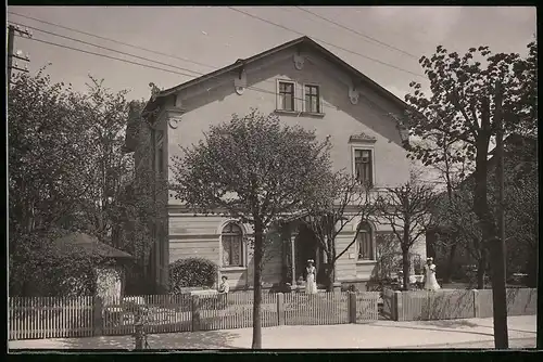 Fotografie Brück & Sohn Meissen, Ansicht Bad Elster, Blick auf das Haus Erika mit Hausmädchen und Hausherrin