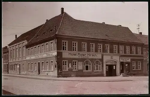 Fotografie Brück & Sohn Meissen, Ansicht Dommitzsch / Elbe, Strassenpartie am Hotel roter Hirsch