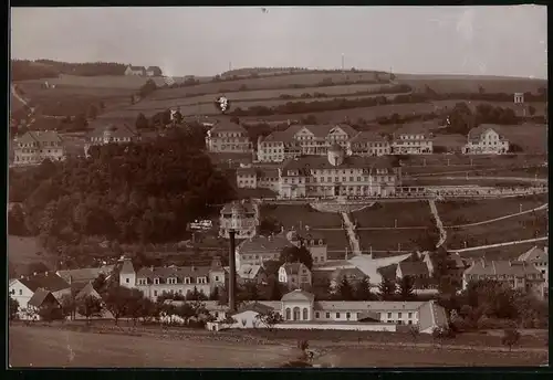 Fotografie Brück & Sohn Meissen, Ansicht Bad Gottleuba, Blick auf den Ort mit dem Genesungsheim