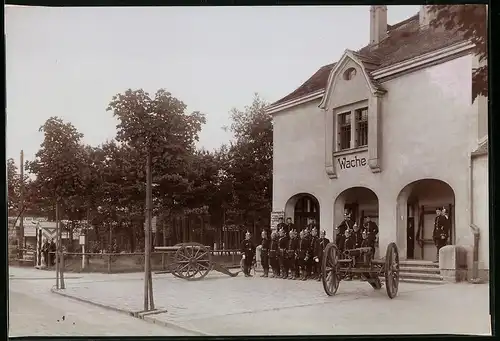 Fotografie Brück & Sohn Meissen, Ansicht Königsbrück, Soldaten vor der Wache im Truppenübungsplatz