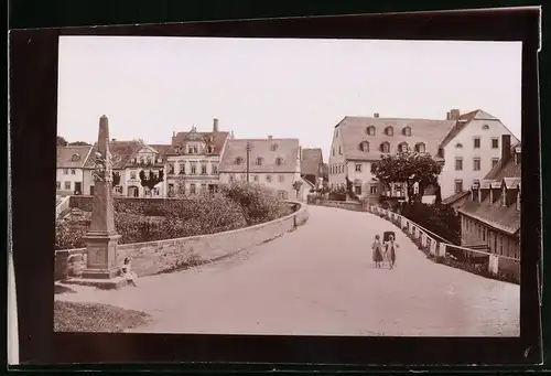 Fotografie Brück & Sohn Meissen, Ansicht Geringswalde, Strassenpartie mit Blick in den Ort und Postsäule, Spiegelverkehrt