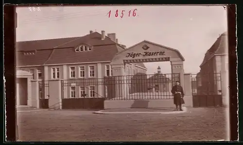 Fotografie Brück & Sohn Meissen, Ansicht Meissen i. Sa., Wachsoldat am Eingang der Jägerkaserne
