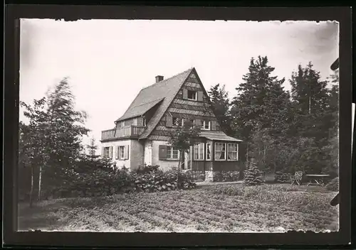Fotografie Brück & Sohn Meissen, Ansicht Schellerhau i. Erzg., altes Wohnhaus im Ort mit Gartenpartie