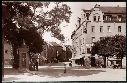 Fotografie Brück & Sohn Meissen, Ansicht Löbau i. Sa., Blick in die Bahnhofstrasse / Brunnenweg mit Wettersäule