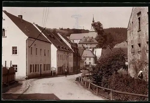 Fotografie Brück & Sohn Meissen, Ansicht Liebstadt i. Sa., Strassenpartie im Ort mit Blick zur Kirche