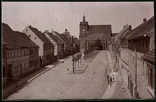 Fotografie Brück & Sohn Meissen, Ansicht Dommitzsch / Elbe, Blick auf die Torgauer Strasse mit St. Marien Kirche