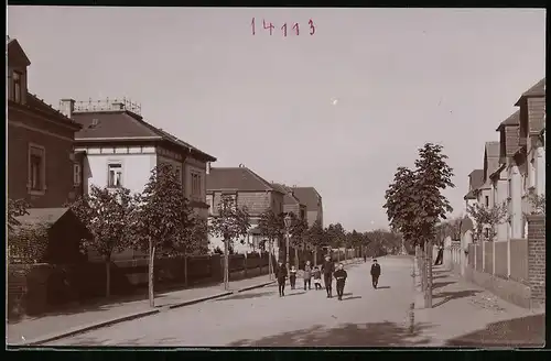 Fotografie Brück & Sohn Meissen, Ansicht Grossenhain, Blick in die Markusstrasse mit Wohnhäusern, Kinder auf der Strasse