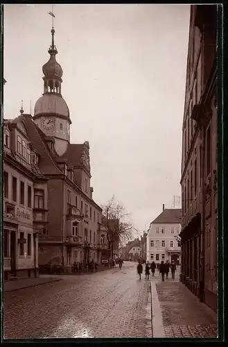 Fotografie Brück & Sohn Meissen, Ansicht Borna b. Leipzig, Strassenpartie am Rathaus mit Apotheke