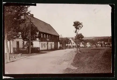 Fotografie Brück & Sohn Meissen, Ansicht Reitzenhain i. Erzg., Strassenpartie am Gasthof Wildhaus