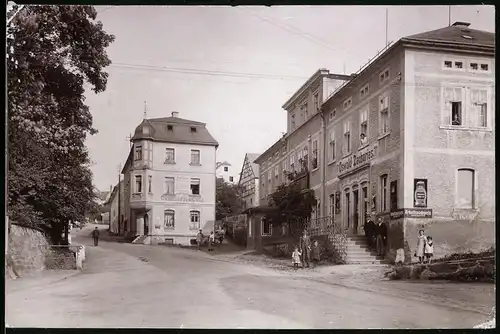 Fotografie Brück & Sohn Meissen, Ansicht Neuhausen b. Dresden, Partie in der Hauptstrasse am Haus Oswald Zacharias
