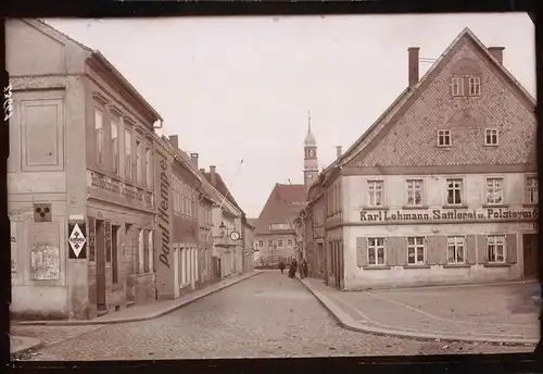 Fotografie Brück & Sohn Meissen, Ansicht Neustadt i. Sa., Partie in der Bahnhofstrasse mit Sattlerei Lehmann