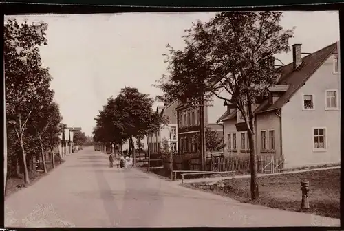 Fotografie Brück & Sohn Meissen, Ansicht Reitzenhain i. Erzg., Blick in die Bahnhofstrasse mit Wohnhäusern