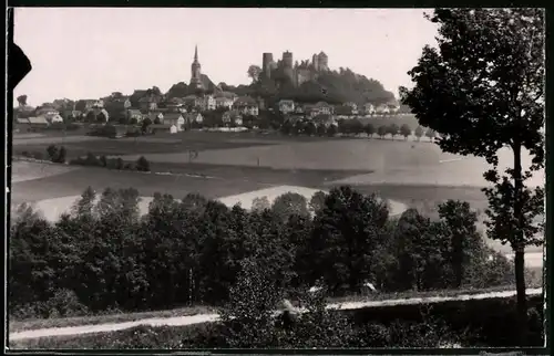 Fotografie Brück & Sohn Meissen, Ansicht Stolpen i. Sa., Blick vom Wald zur Stadt