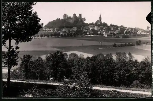 Fotografie Brück & Sohn Meissen, Ansicht Stolpen i. Sa., Blick zur Stadt vom Wald aus gesehen