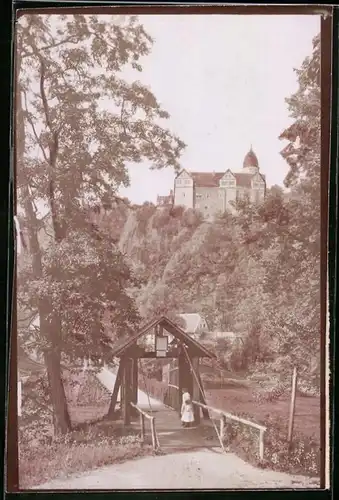 Fotografie Brück & Sohn Meissen, Ansicht Rochsburg, Partie am schwankenen Steeg mit Blick zum Schloss