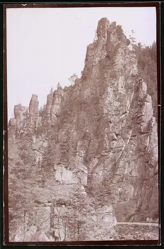 Fotografie Brück & Sohn Meissen, Ansicht Zöblitz i. Erzg., Blick zum Nonnenfelsen im Schwarzwassertal, Spiegelverkehrt