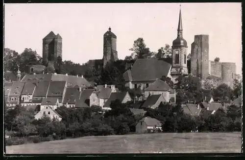Fotografie Brück & Sohn Meissen, Ansicht Stolpen i. Sa., Blick nach dem Ort mit Kirche und Ruine, Spiegelverkehrt
