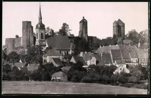 Fotografie Brück & Sohn Meissen, Ansicht Stolpen i. Sa., Stadtansicht mit Kirche und alten Türmen, Spiegelverkehrt