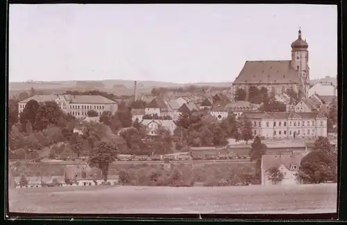 Fotografie Brück & Sohn Meissen, Ansicht Marienberg i. Sa., Blick auf die Stadt mit Kirche und Eisenbahn