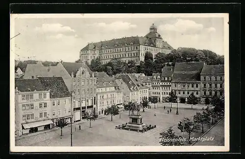 AK Weissenfels, Marktplatz mit Reiterstatue und Blick aufs Schloss