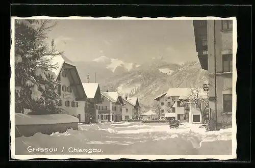 AK Grassau /Chiemgau, verschneite Strassenpartie mit Wohnhäusern