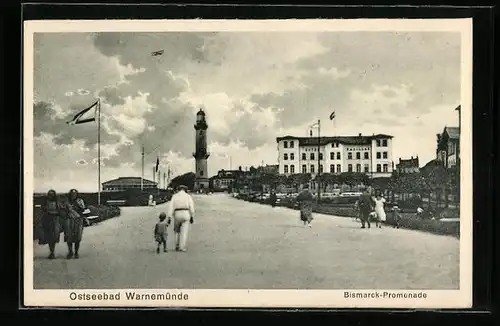 AK Warnemünde, Spaziergänger auf der Bismarck-Promenade