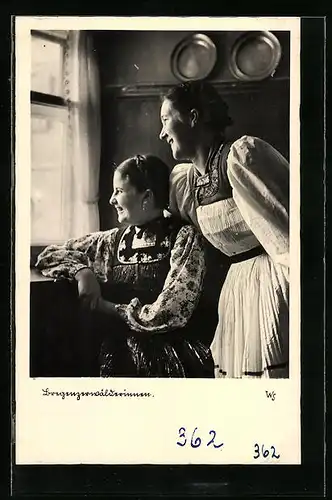 AK Bregenzerwälderinnen in Tracht beim Blick aus dem Fenster