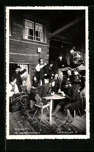 AK Familie in Tracht in der Bregenzerwälder-Bauernstube beim Kartenspiel