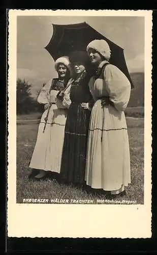 AK Drei hübsche Frauen unter einem Schirm in Bregenzer Wälder Trachten