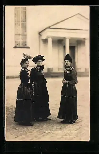 AK Frauen nach dem Kirchgang in ihrer Bregenzerwälder-Tracht