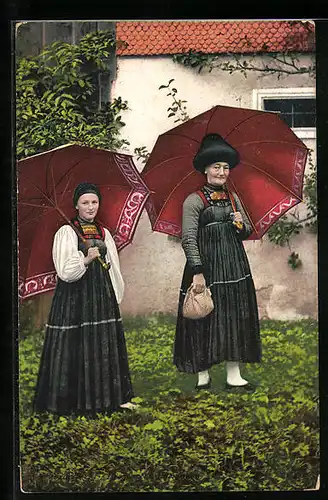 AK Bregenzerwälderinnen in Tracht mit Schirm