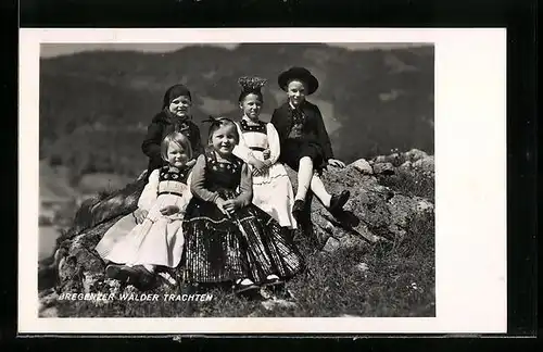 AK Kinder in den Bergen in Bregenzer Wälder Trachten