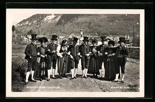 AK Junge Frauen und Männer in Montafoner Trachten