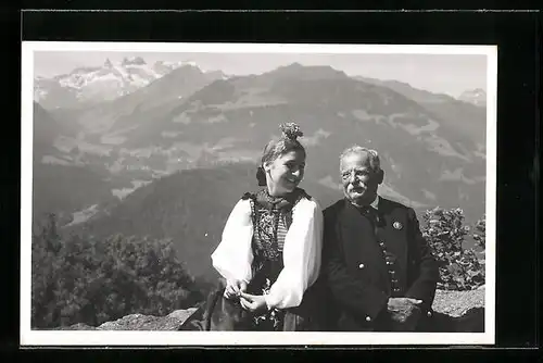 Foto-AK Ehepaar vor Gebirgskulisse in Vorarlberger Tracht