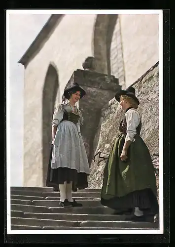 AK Frauen beim Plausch auf den Kirchenstufen in Trachten aus dem Brixtal