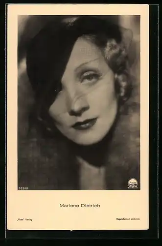 AK Schauspielerin Marlene Dietrich im Pelz mit Hut und Trauerschleier