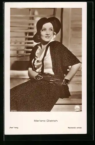 AK Schauspielerin Marlene Dietrich im gepunkteten Kleid mit Handschuhen