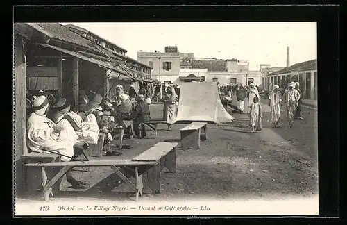 AK Oran, Le Village, Devant un Café arabe