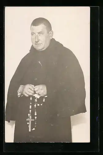 AK Geistlicher in Kutte mit Rosenkranz