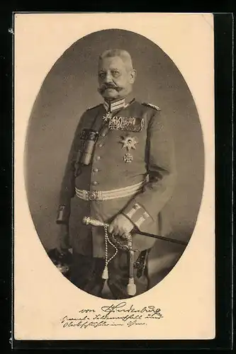 AK Generalfeldmarschall Paul von Hindenburg in Uniform mit Ordensspange, Feldstecher und Portepee