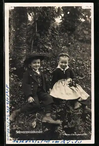 AK Schwarzwaldkinder in Schwarzwälder Tracht im Wald